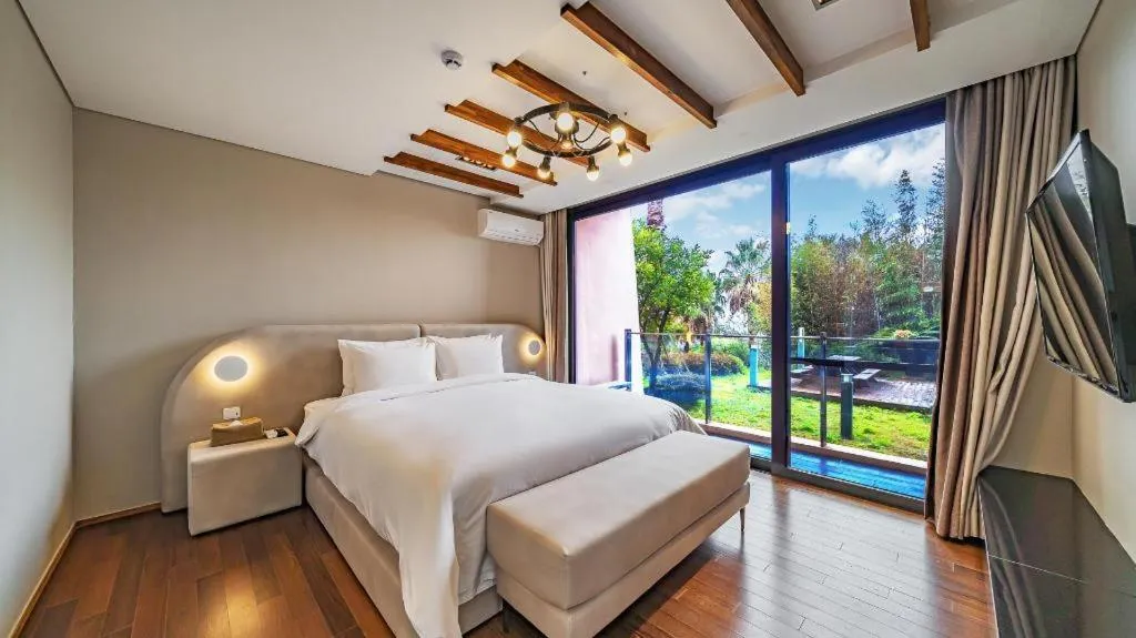 Bed in Dam and Roo Resort