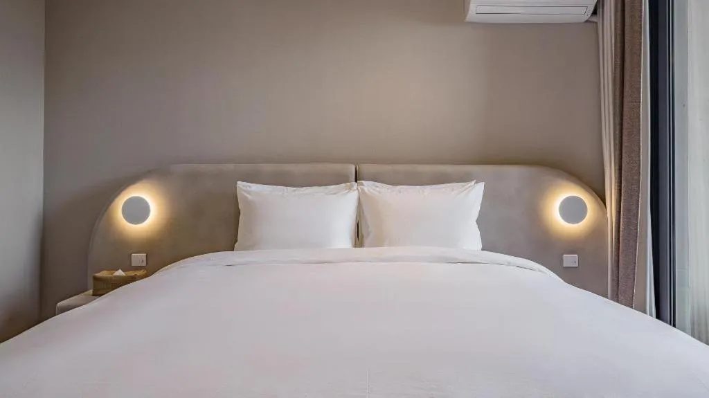 Bed in Dam and Roo Resort