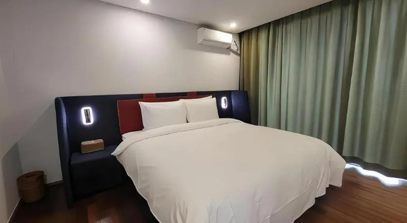Bed in Dam and Roo Resort
