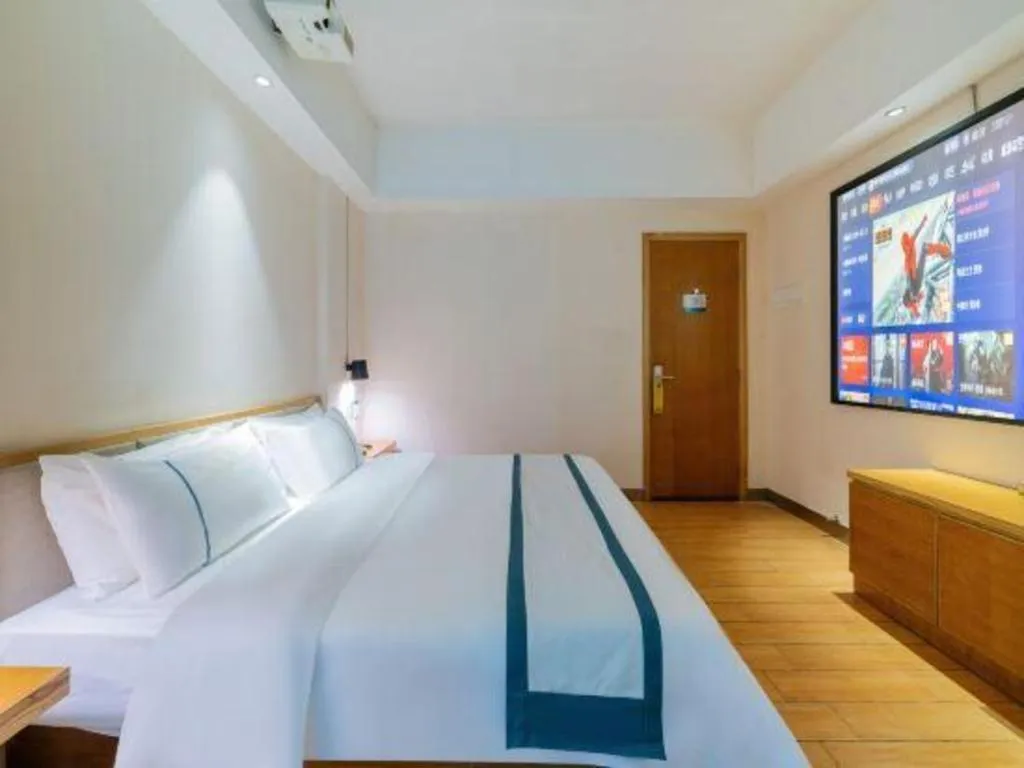 Bed in City Comfort Inn Guangzhou Hanxi Changlong Shiqiao Metro Station