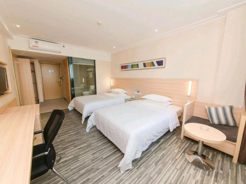 Bed in City Comfort Inn Guangzhou Hanxi Changlong Shiqiao Metro Station