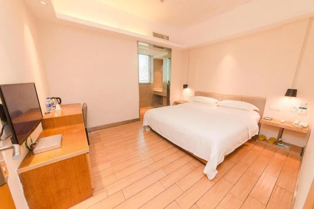Bed in City Comfort Inn Guangzhou Hanxi Changlong Shiqiao Metro Station