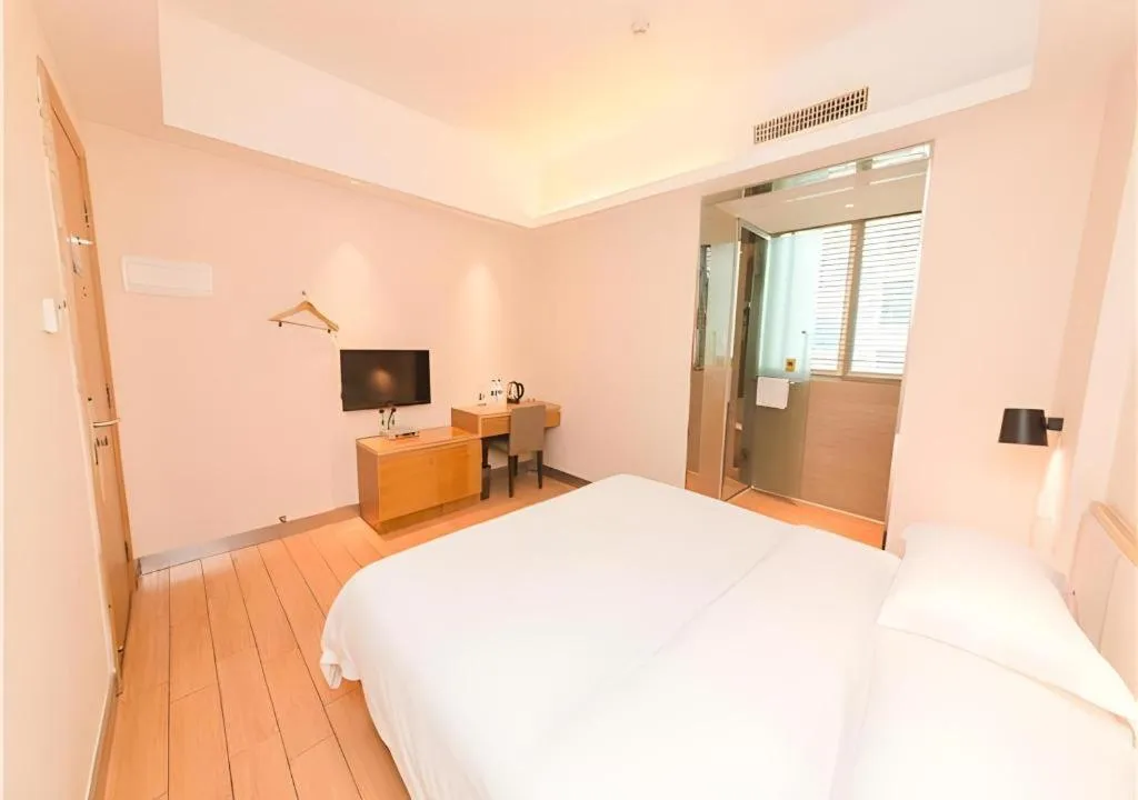 Bed in City Comfort Inn Guangzhou Hanxi Changlong Shiqiao Metro Station