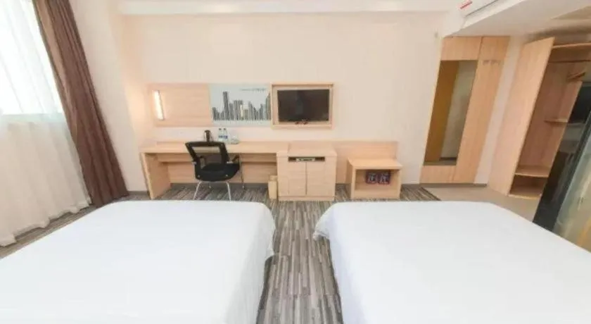 Bed in City Comfort Inn Guangzhou Hanxi Changlong Shiqiao Metro Station