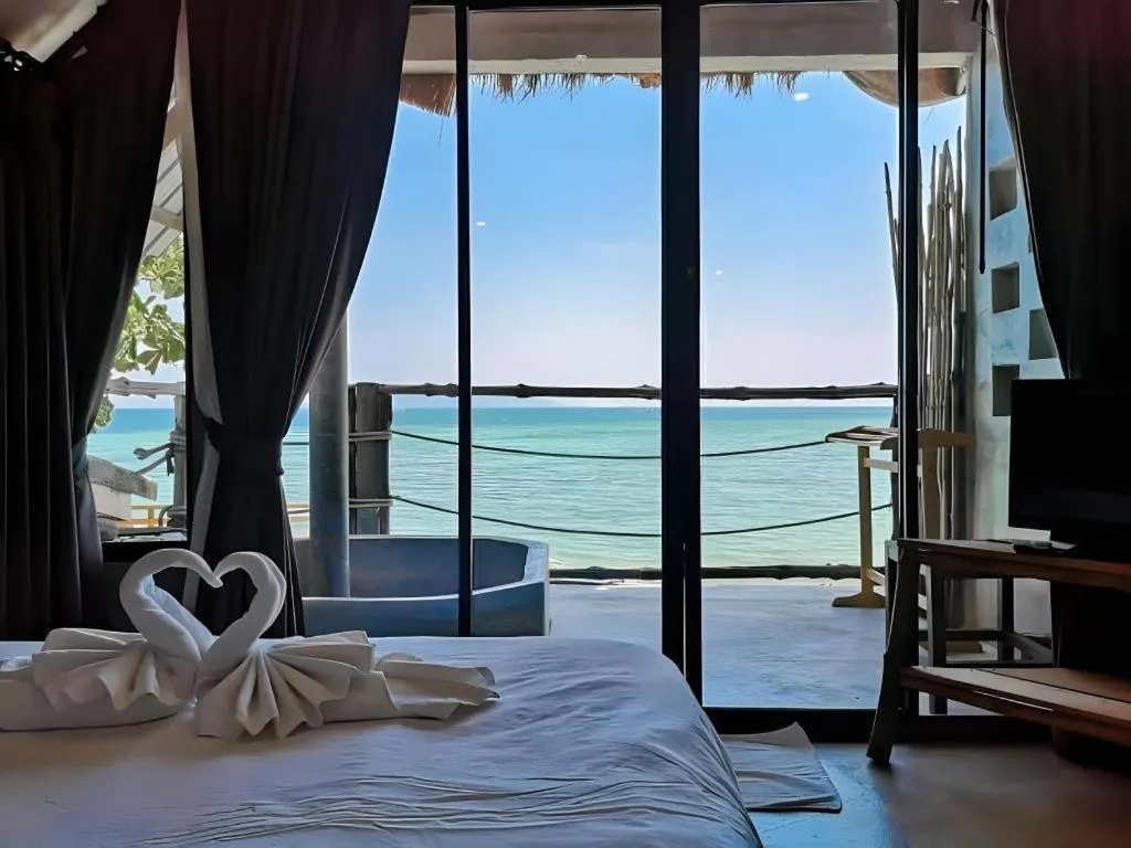 Bed in Koh Mook De Tara Beach Resort