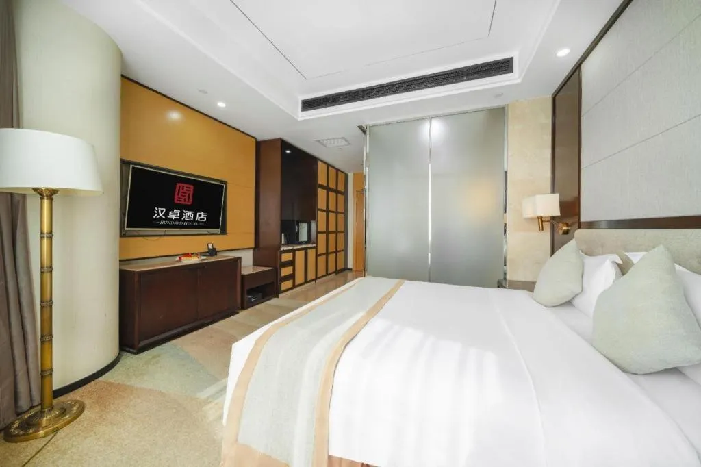 Bed in Hundred Hotel Qingdao