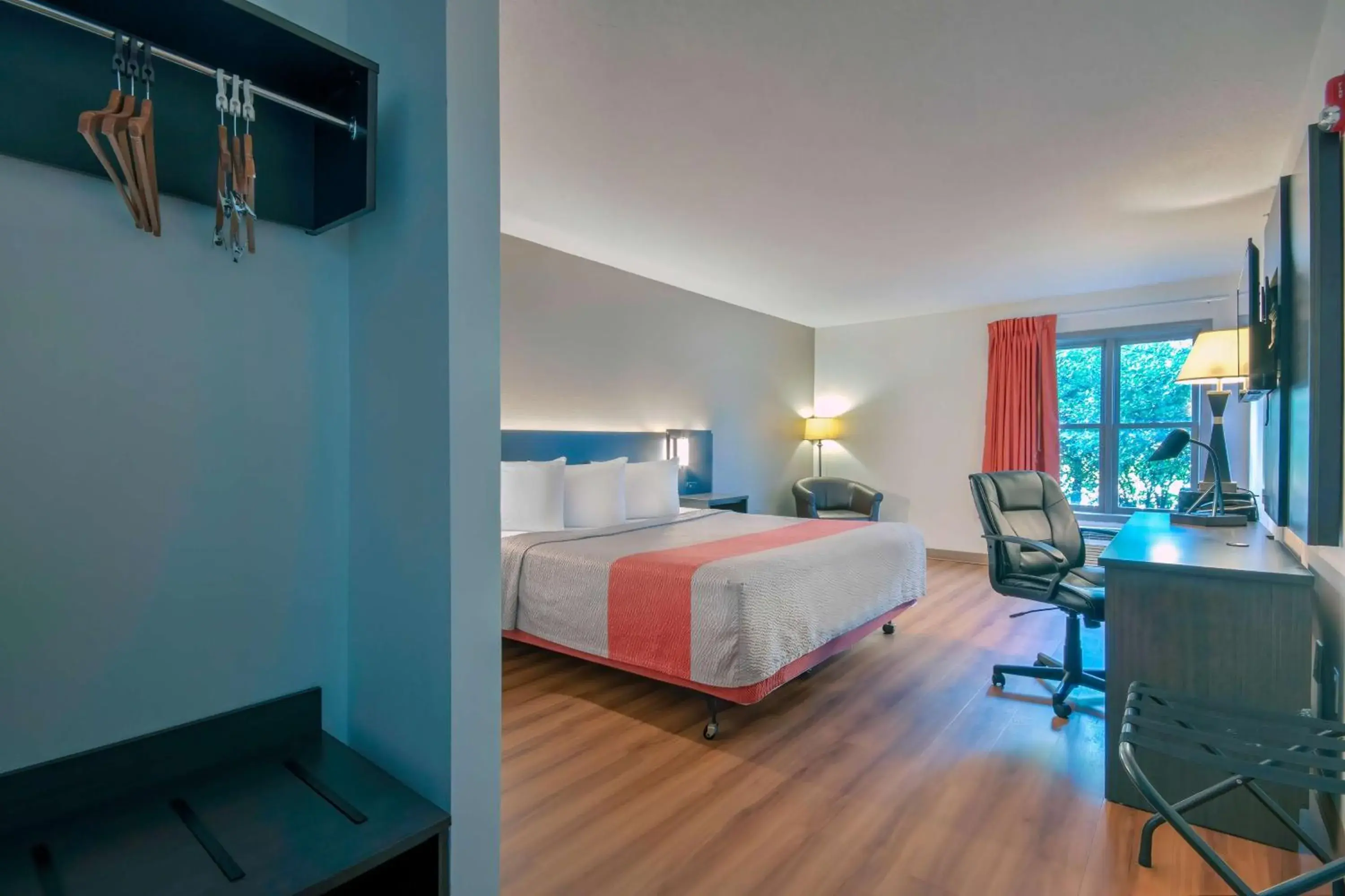 Bedroom, Bed in Motel 6 Walton, KY - Richwood - Cincinnati Airport South Bedroom, Bed in Motel 6 Walton, KY - Richwood - Cincinnati Airport South