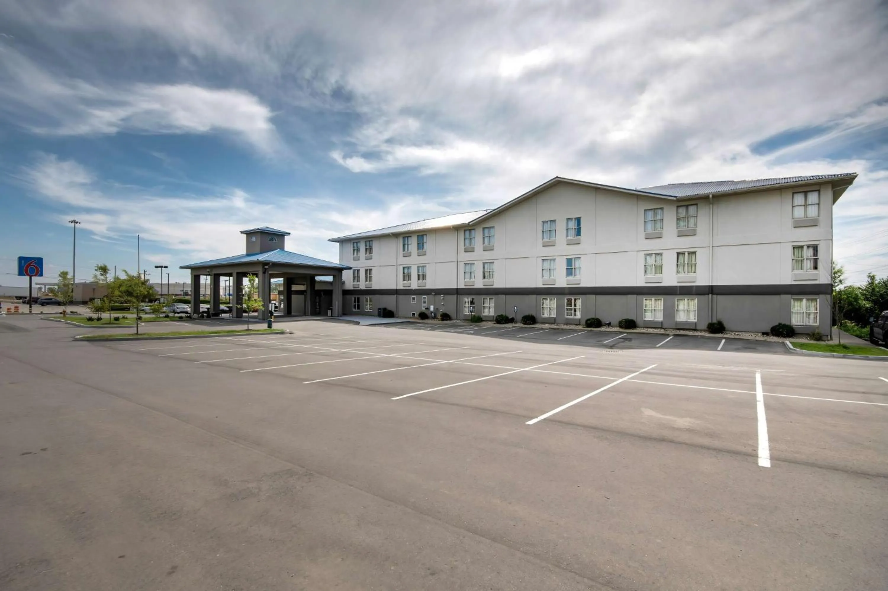Property building in Motel 6 Walton, KY - Richwood - Cincinnati Airport South