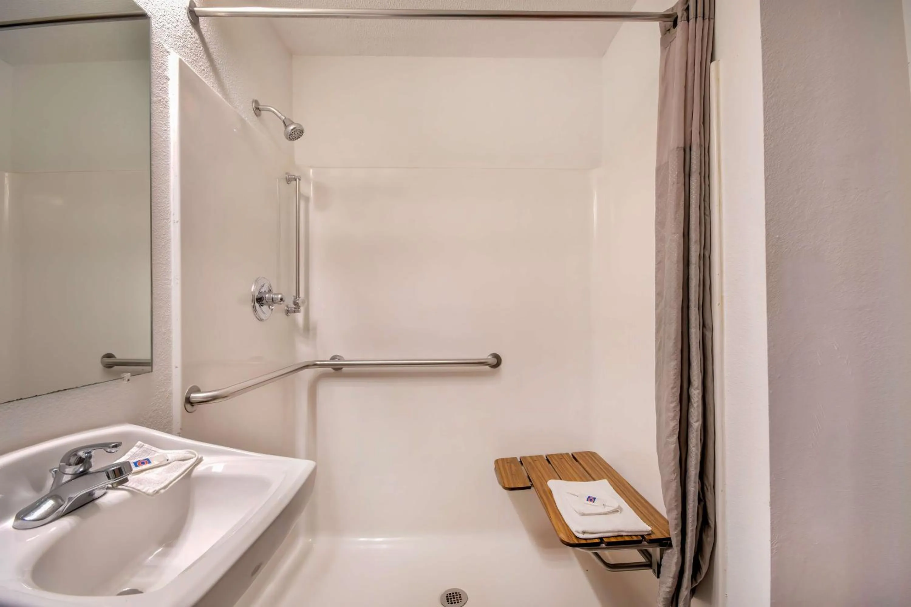 Bathroom in Motel 6 Walton, KY - Richwood - Cincinnati Airport South