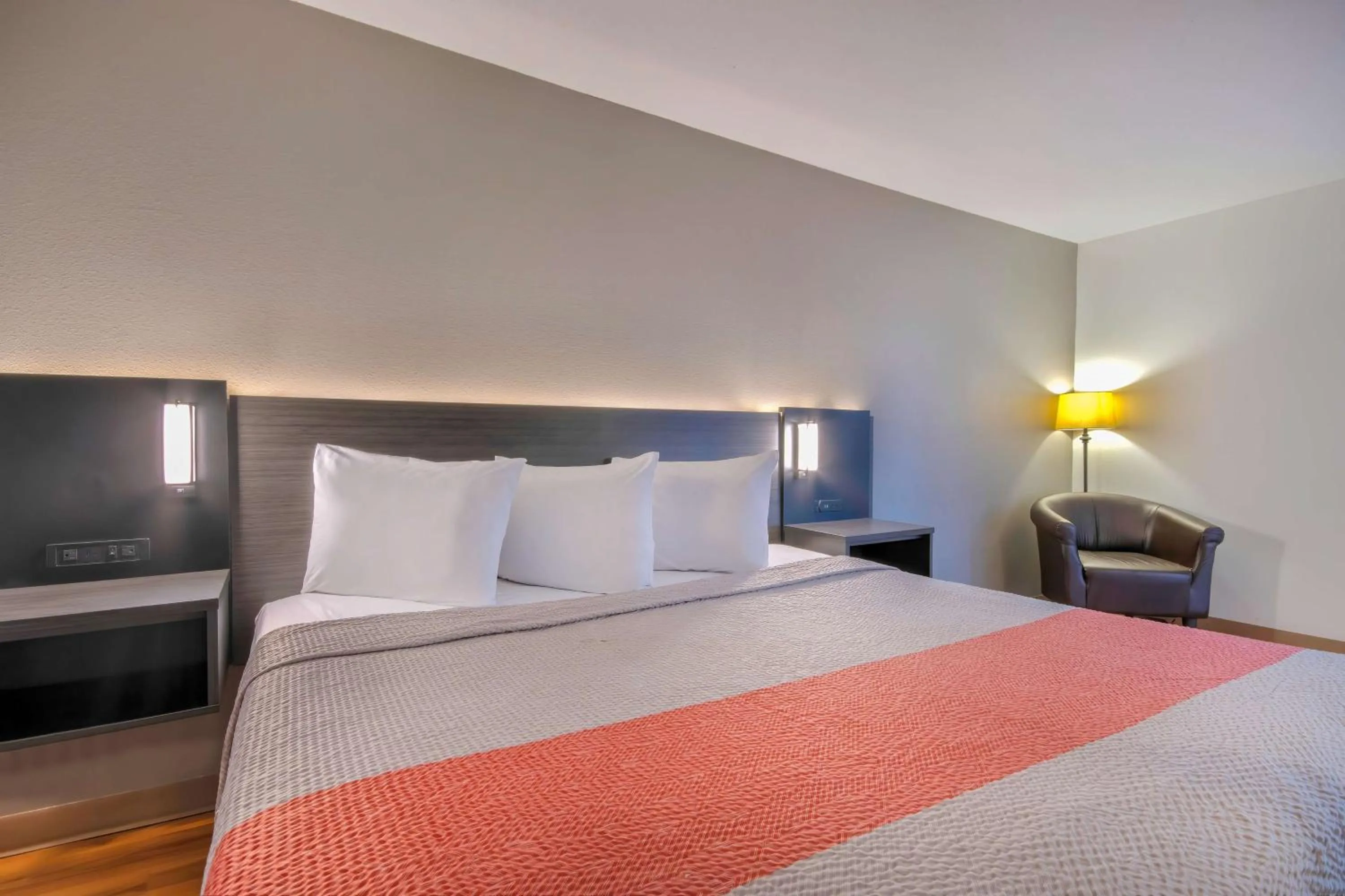 Bedroom, Bed in Motel 6 Walton, KY - Richwood - Cincinnati Airport South