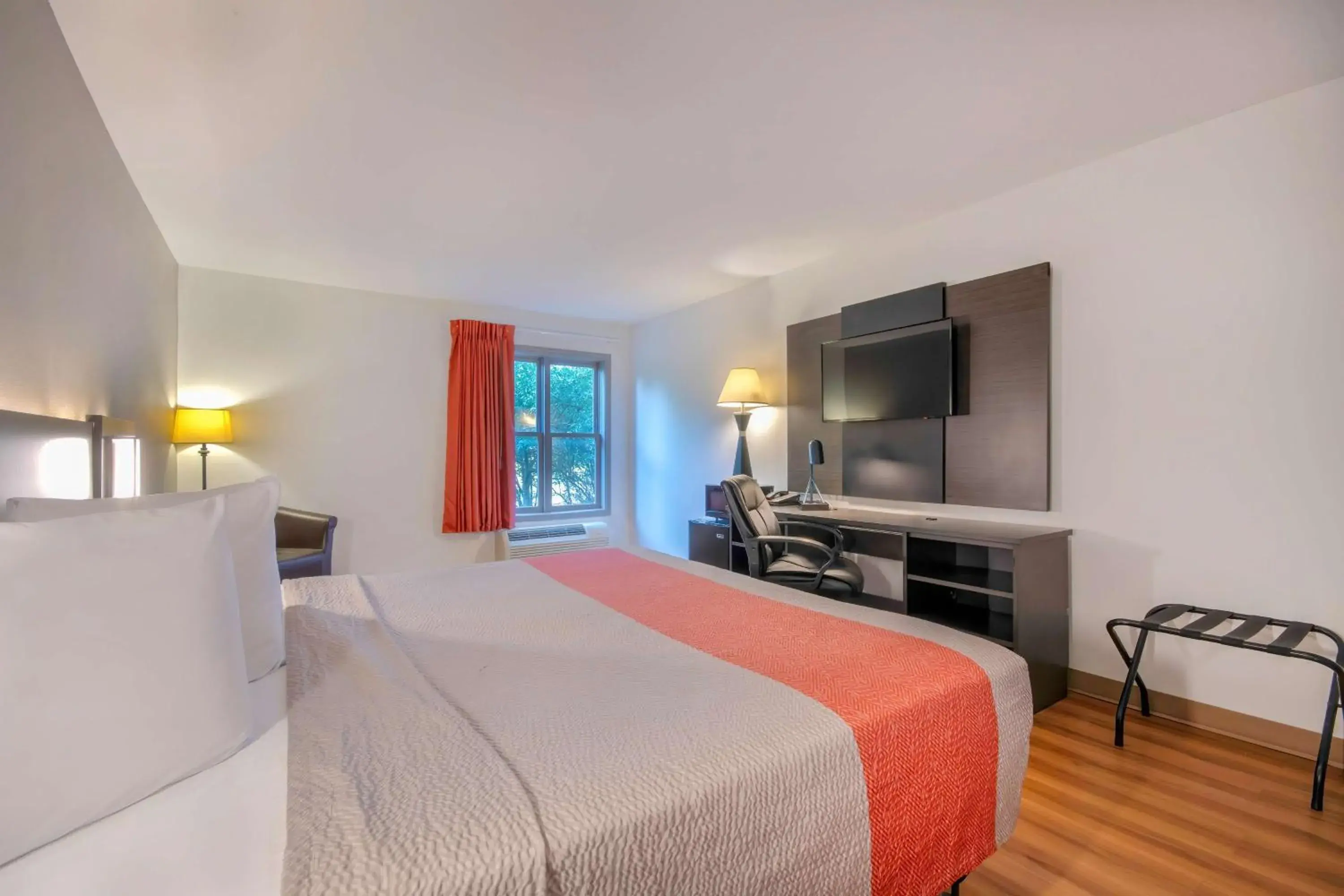 Bedroom, Bed in Motel 6 Walton, KY - Richwood - Cincinnati Airport South Bedroom, Bed in Motel 6 Walton, KY - Richwood - Cincinnati Airport South