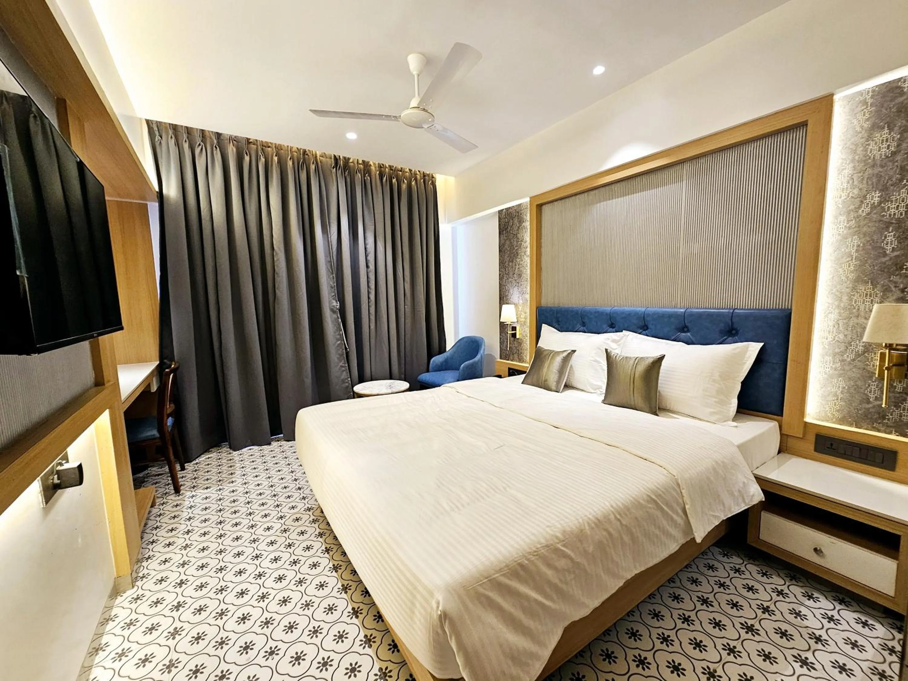 Bed in Hotel Golden Nest Thane