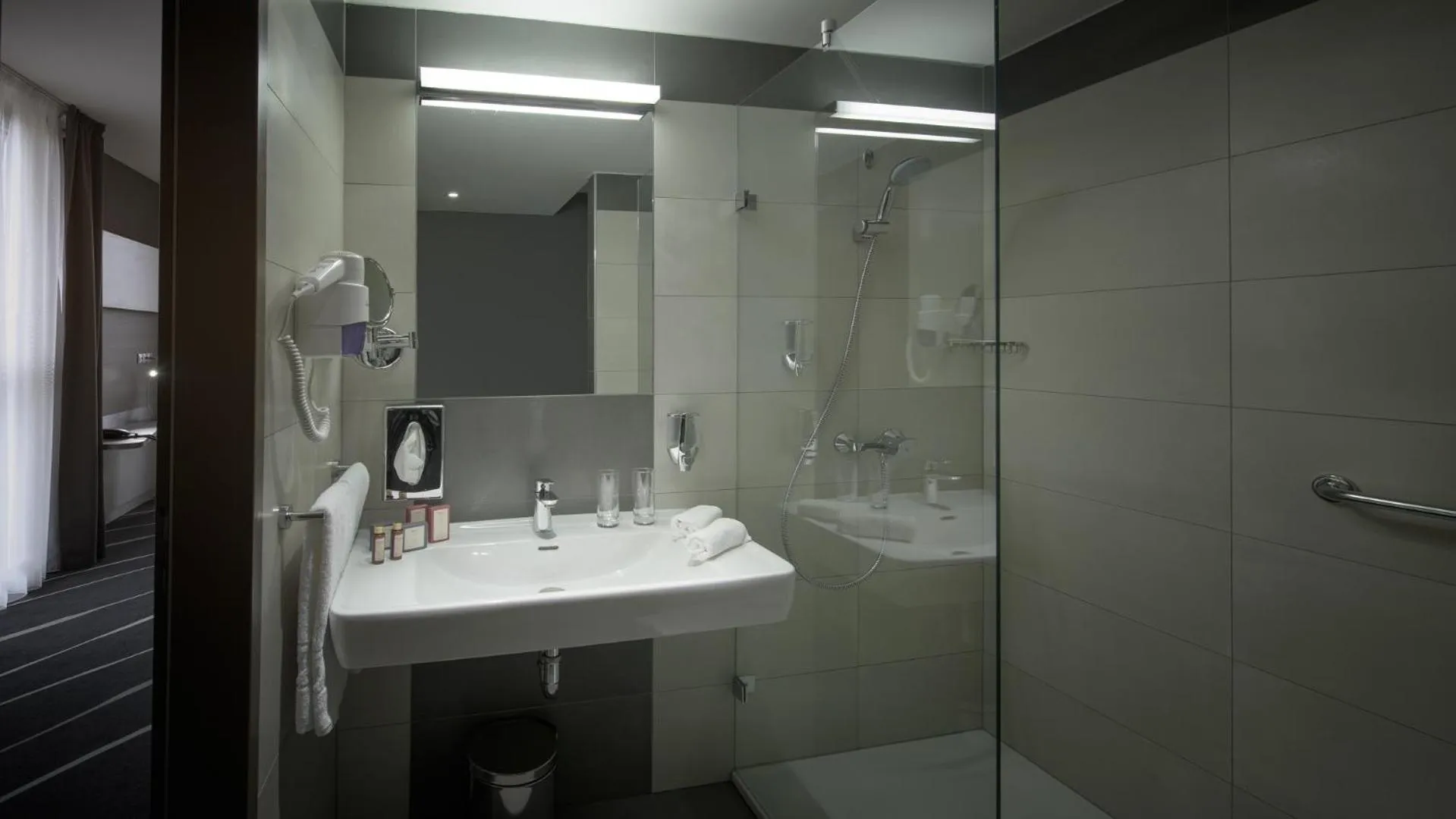 Bathroom in Best Western Plus Lakeside Hotel