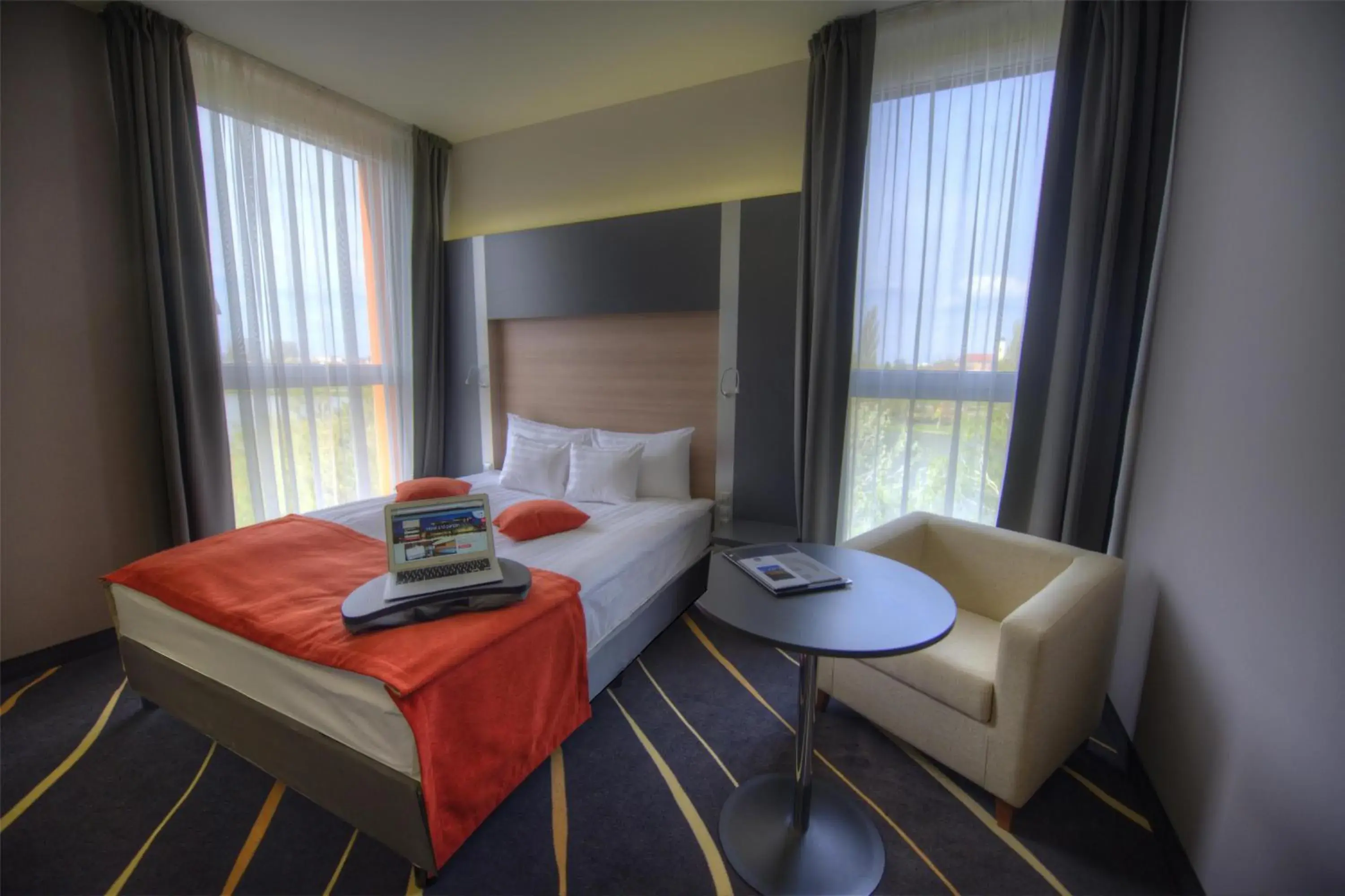 King Room with Lake View - Non-Smoking in Best Western Plus Lakeside Hotel King Room with Lake View - Non-Smoking in Best Western Plus Lakeside Hotel