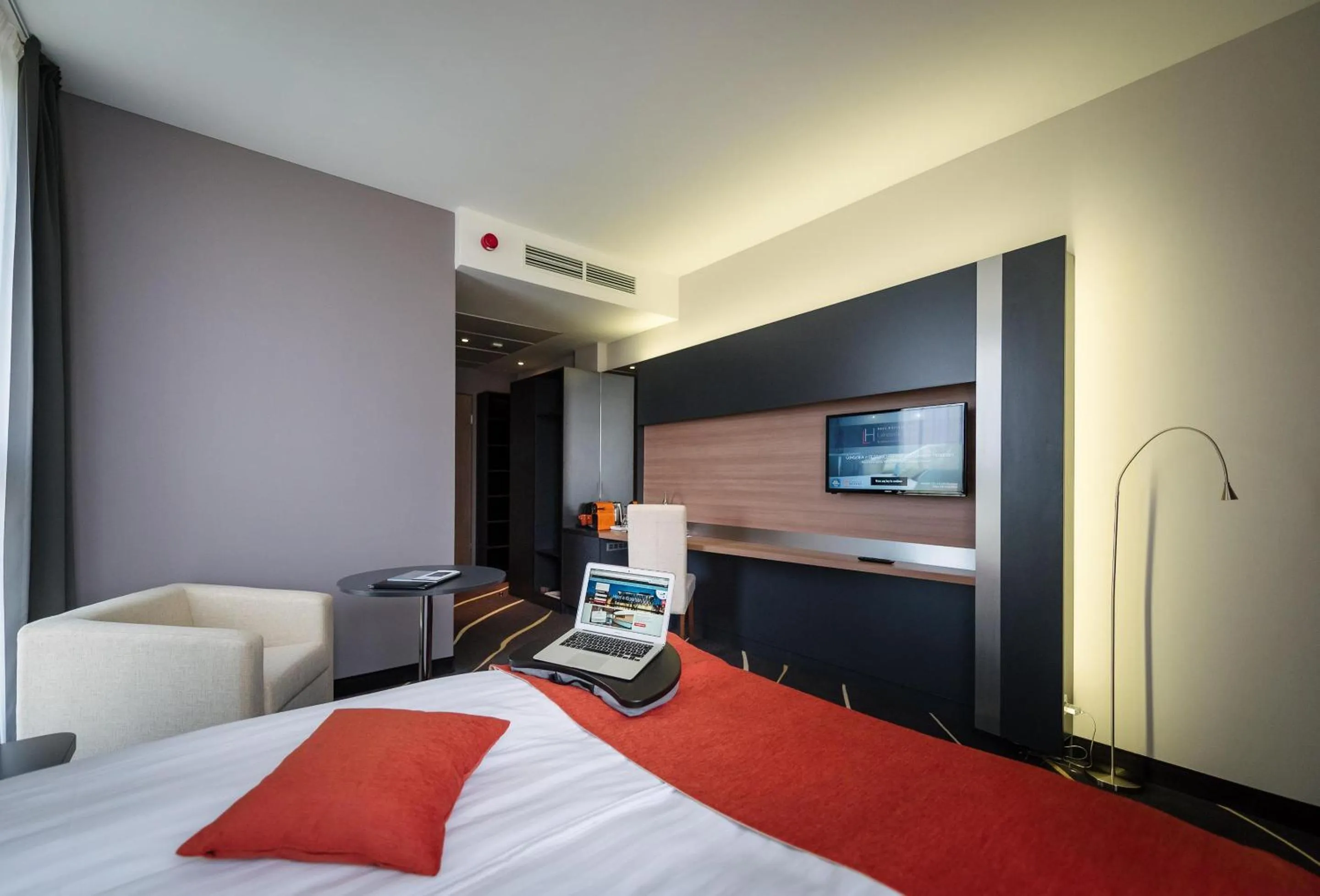 Bedroom, Bed in Best Western Plus Lakeside Hotel