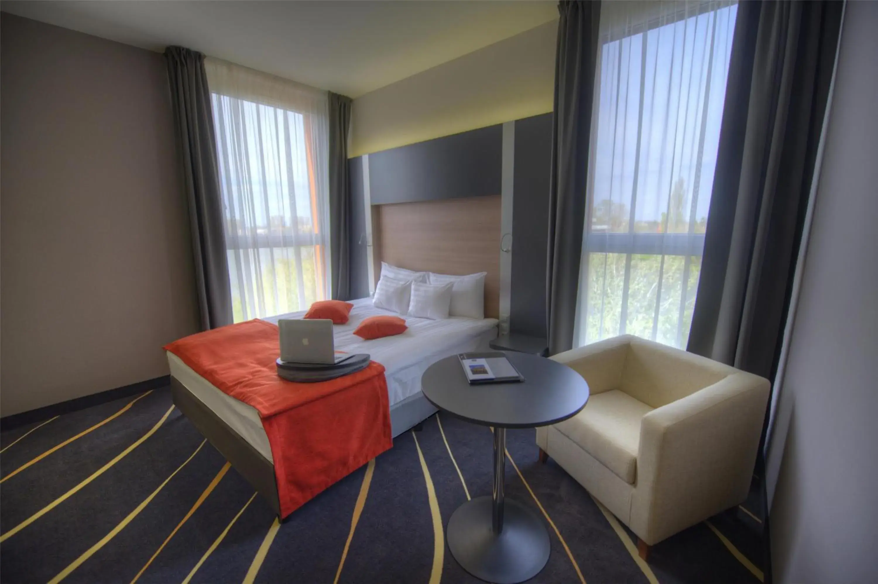 King Room with Lake View - Non-Smoking in Best Western Plus Lakeside Hotel King Room with Lake View - Non-Smoking in Best Western Plus Lakeside Hotel