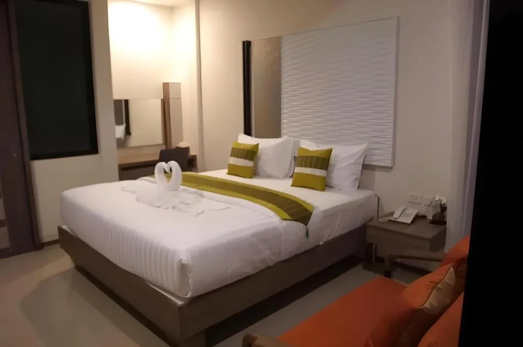 Bed in Chatnipa Beach Resort