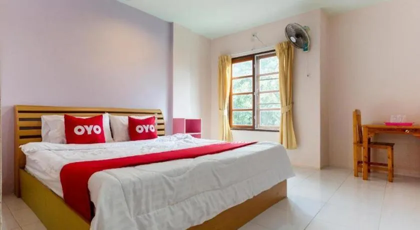 Bed in OYO 75356 Thipsiri Lodge