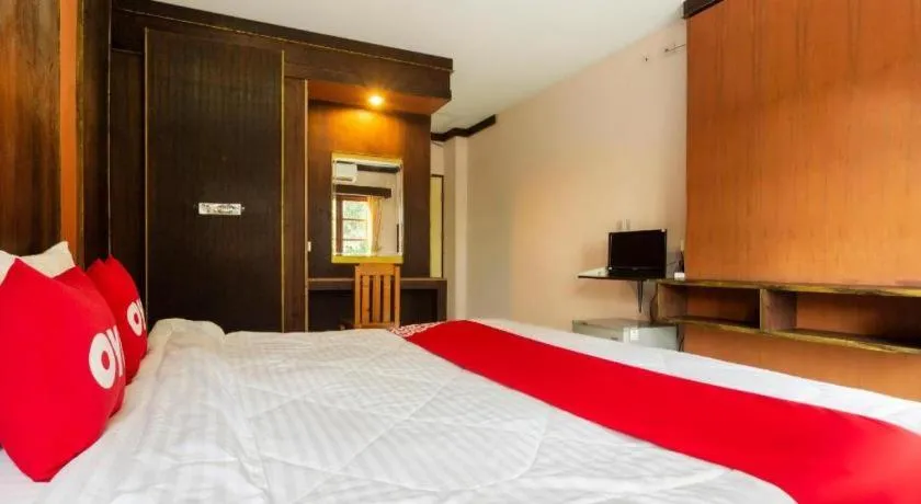 Bed in OYO 75356 Thipsiri Lodge