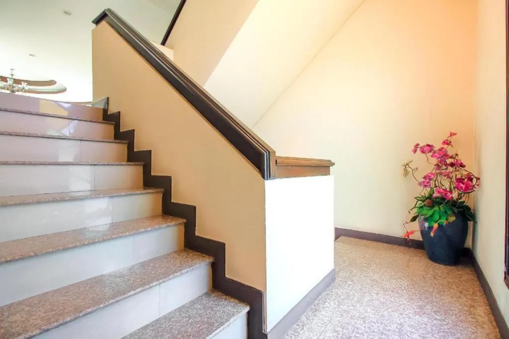 OYO 383 White inn hotel