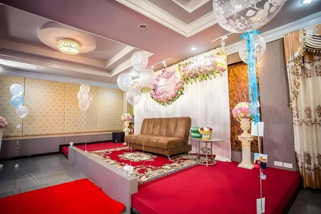 Bed in Manee Sangkha Hotel