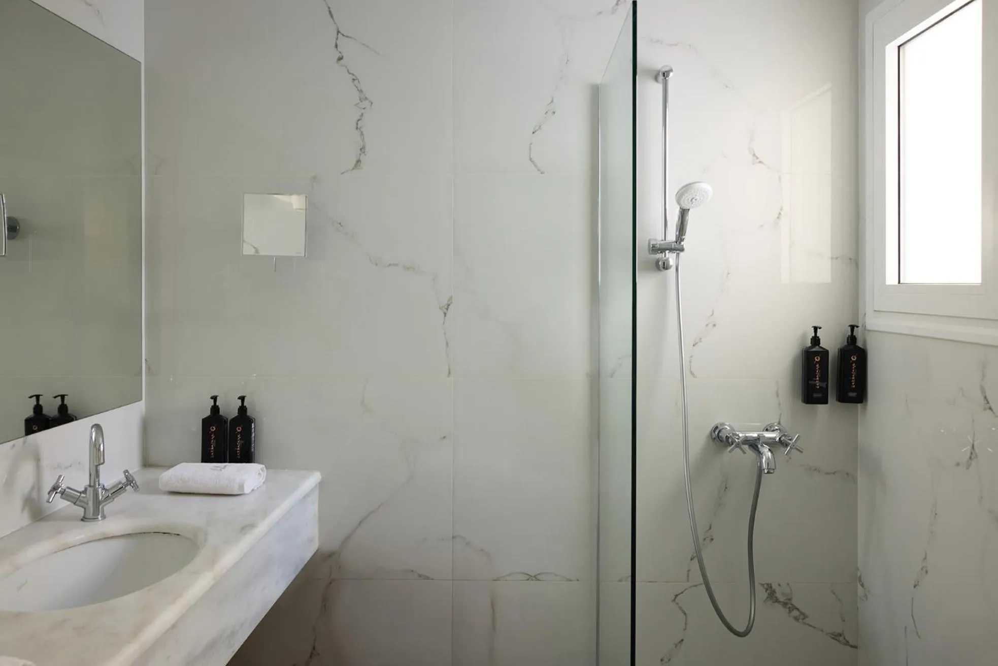 Shower in Astor Hotel Athens