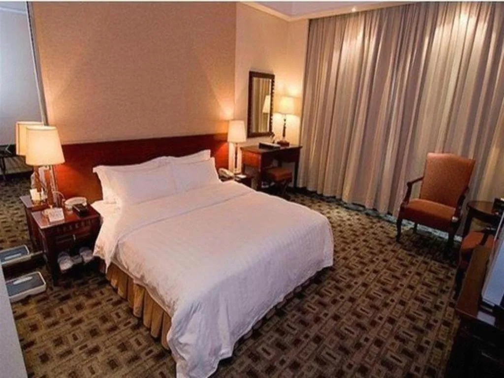 Bed in Metropolitan Hotel