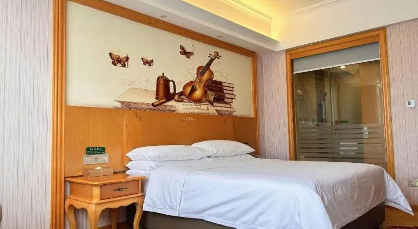 Bed in Vienna Hotel Guangdong Xinyi Jiaoyucheng River View