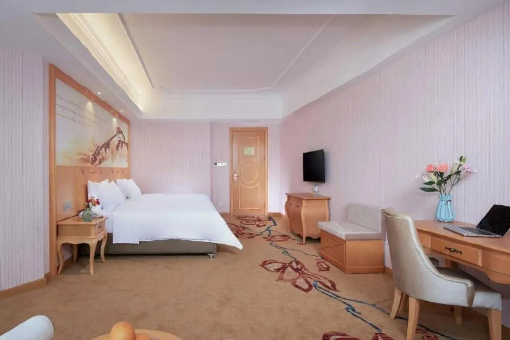 Bed in Vienna Hotel Guangdong Xinyi Jiaoyucheng River View