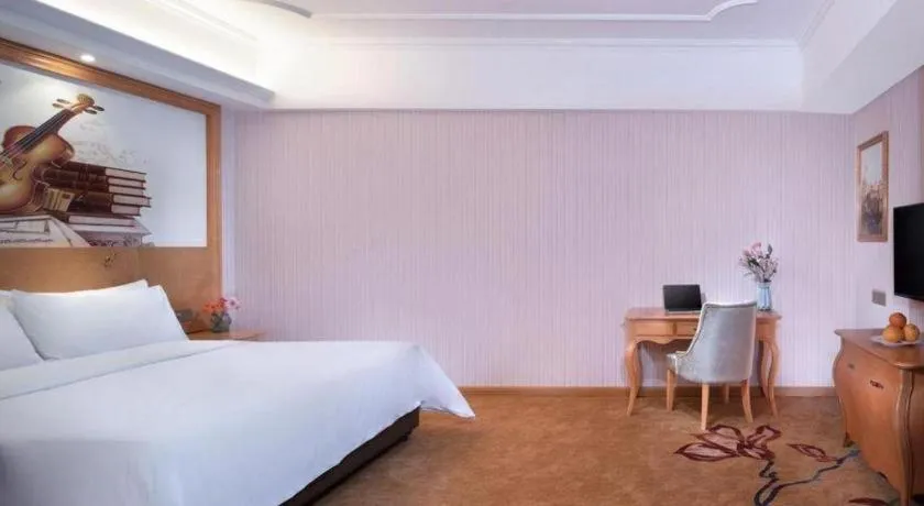 Bed in Vienna Hotel Guangdong Xinyi Jiaoyucheng River View