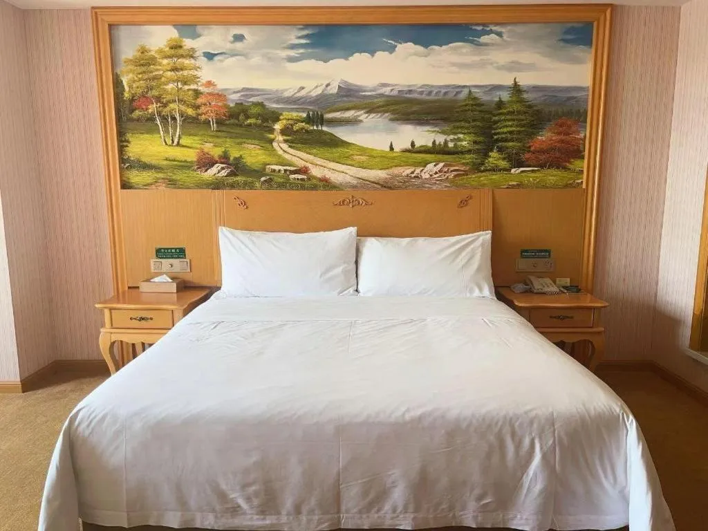 Bed in Vienna Hotel Guangdong Xinyi Jiaoyucheng River View