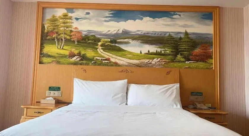 Bed in Vienna Hotel Guangdong Xinyi Jiaoyucheng River View