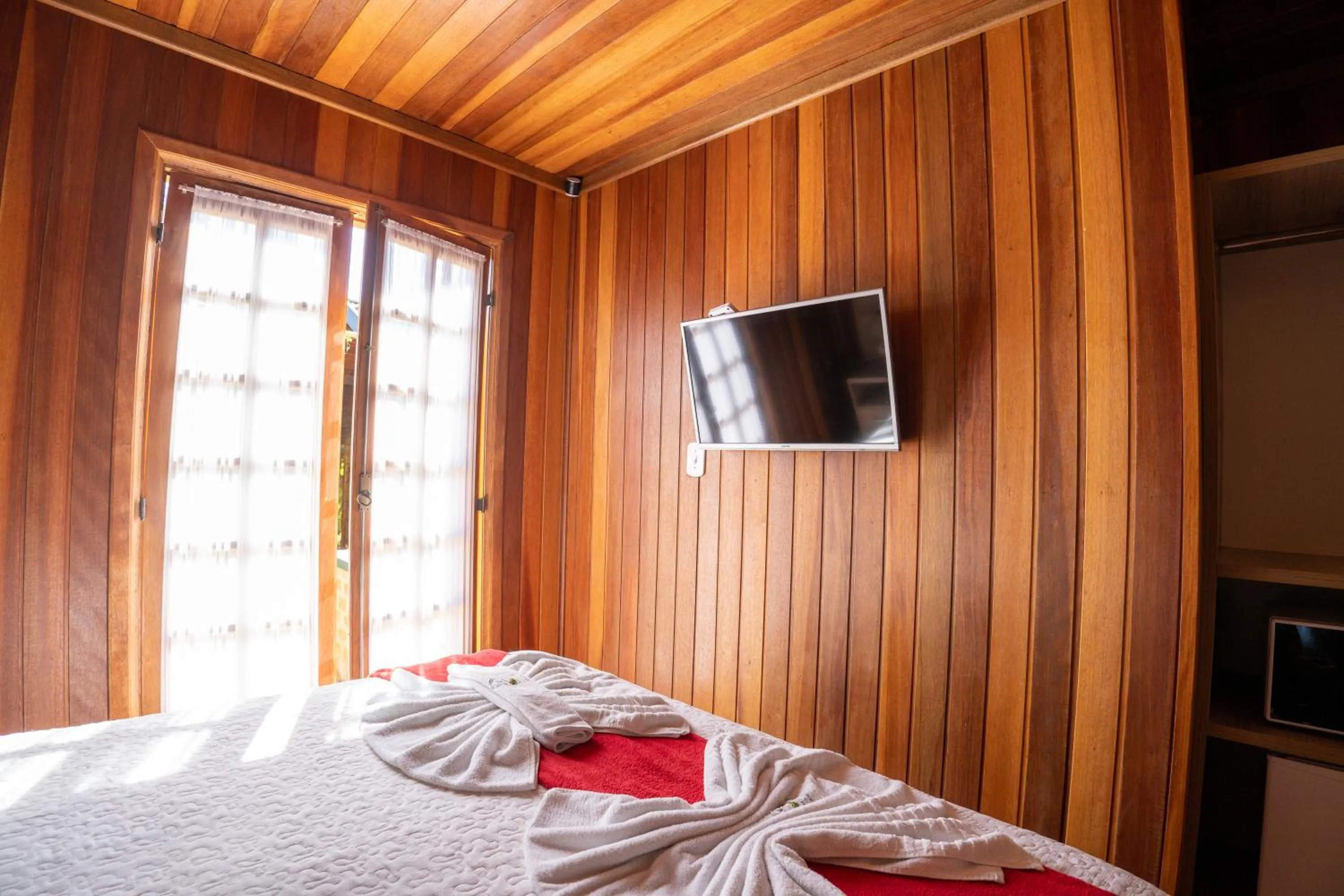 TV and multimedia, Bed in Pousada Recanto Ninho Verde Chalés