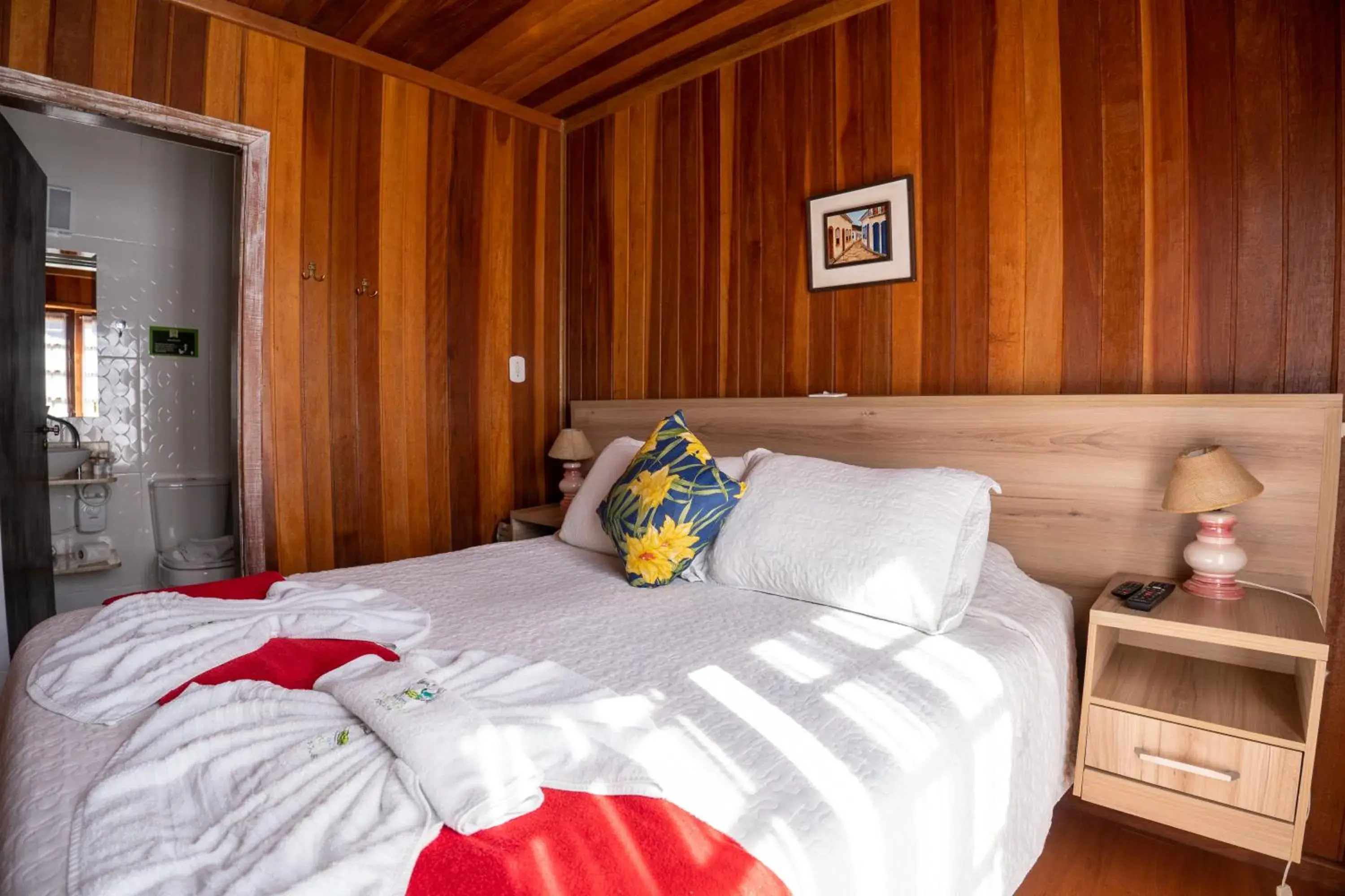 Small Double Room in Pousada Recanto Ninho Verde Chalés Small Double Room in Pousada Recanto Ninho Verde Chalés