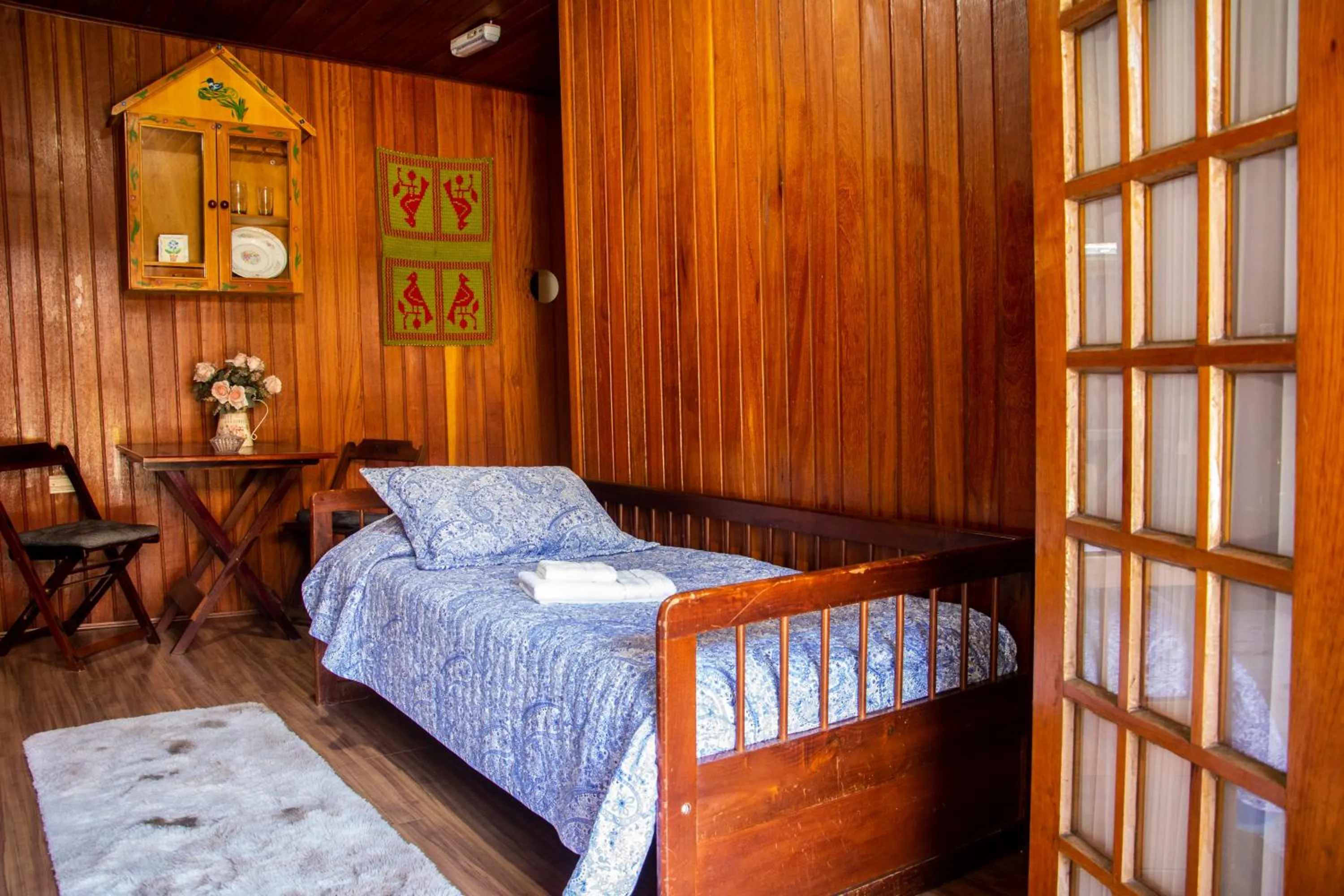 Living room, Bed in Pousada Recanto Ninho Verde Chalés