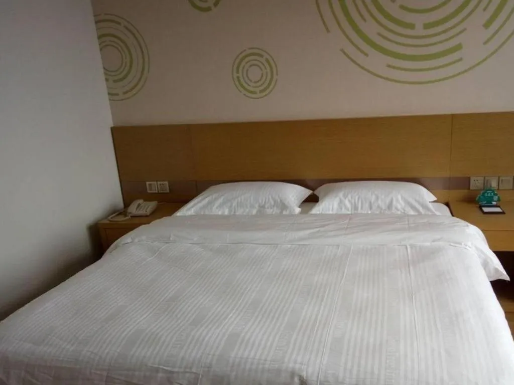 Bed in GreenTree Inn Qingdao Jiaozhou Jiaoping Road Express Hotel