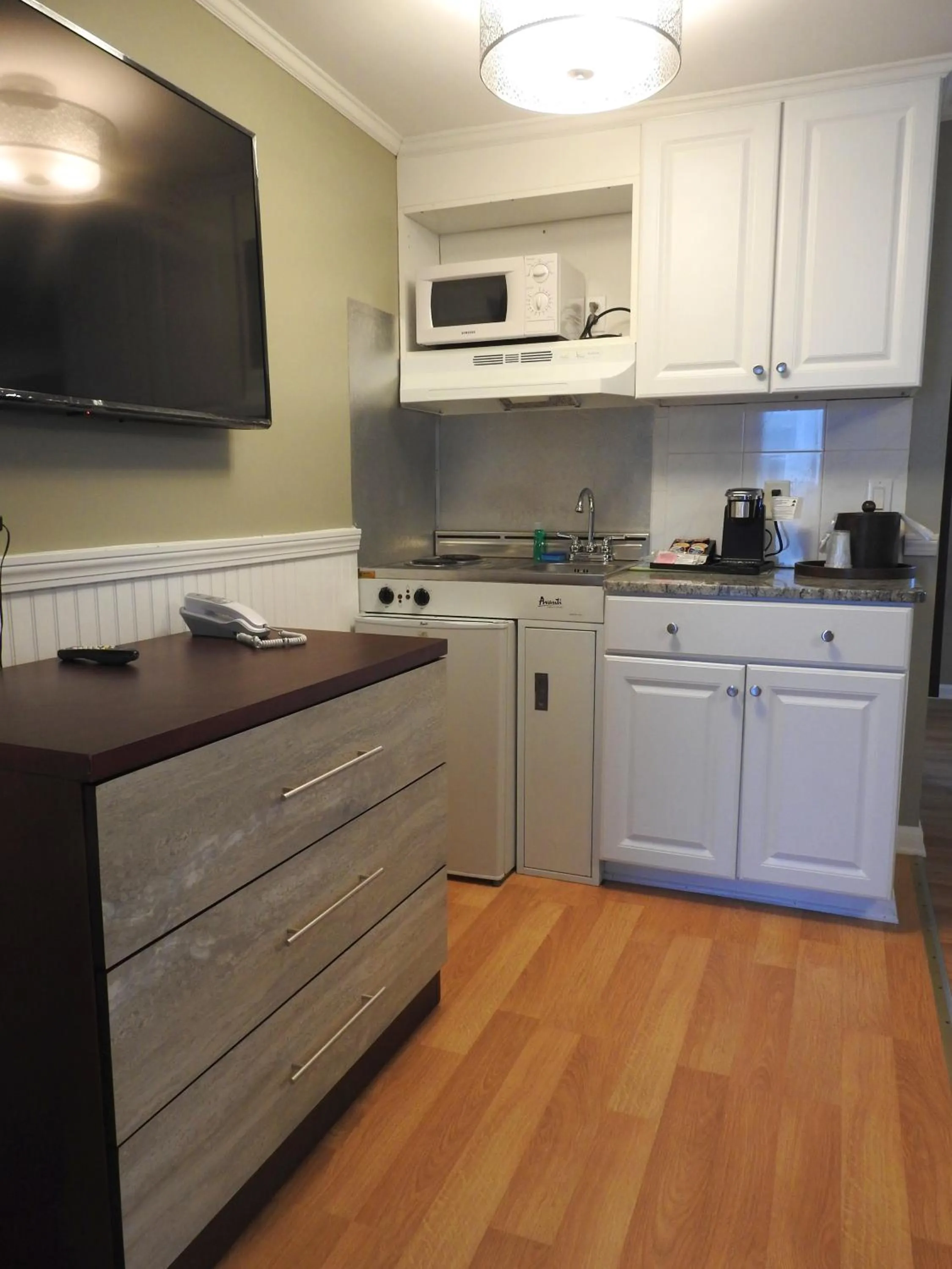Kitchen or kitchenette in SeaCoast Inn