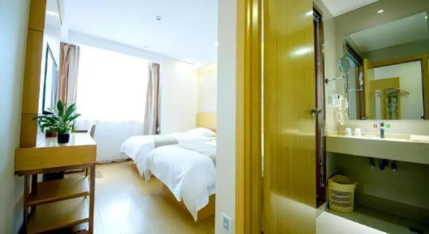 Bed in GreenTree Inn Zhangjiagang Yangshe Old Street Stadium