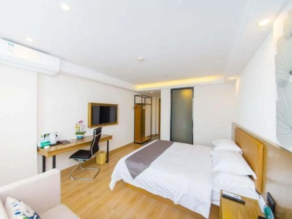 Bed in GreenTree Inn Haikou City Wuzhishan Road