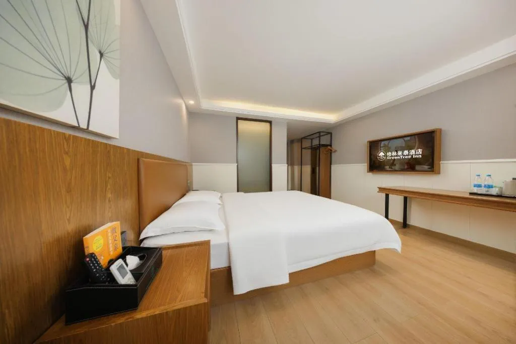 Bed in GreenTree Inn Haikou City Wuzhishan Road