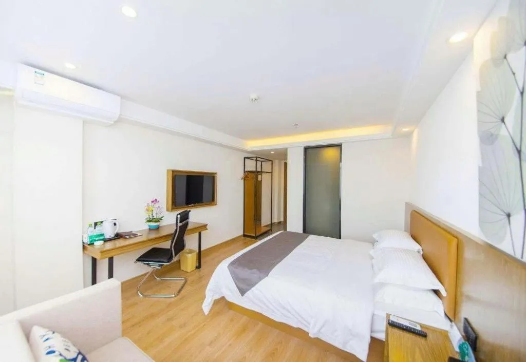Bed in GreenTree Inn Haikou City Wuzhishan Road