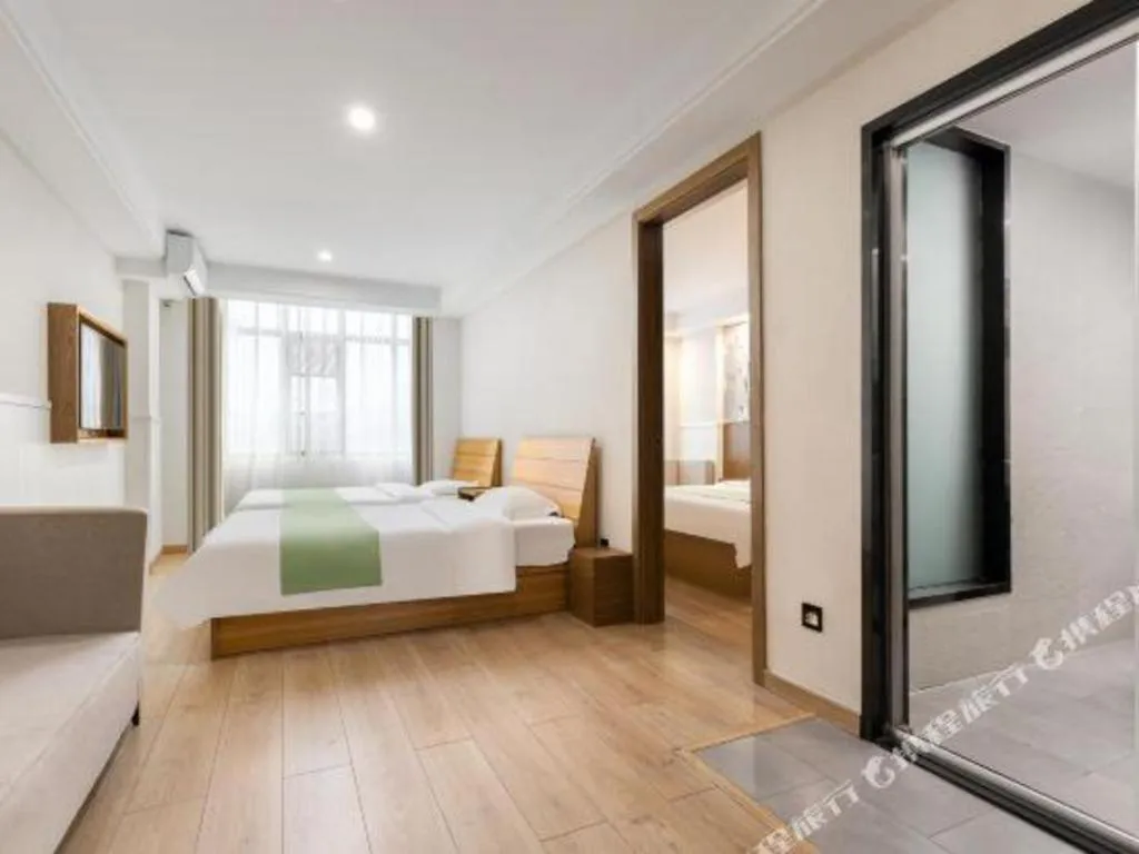 Bed in GreenTree Inn Haikou City Wuzhishan Road