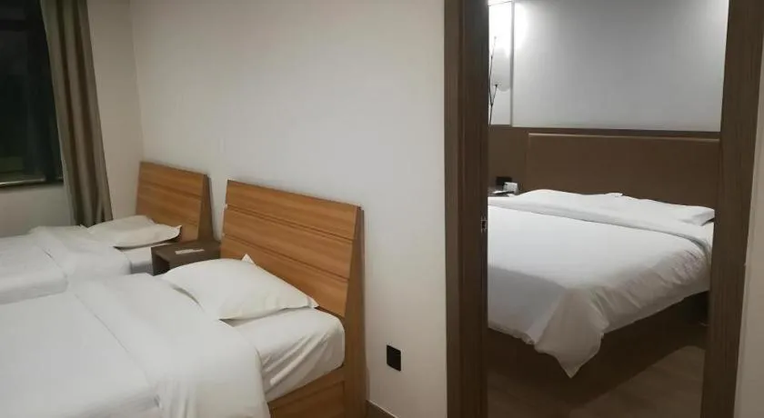 Bed in GreenTree Inn Haikou City Wuzhishan Road