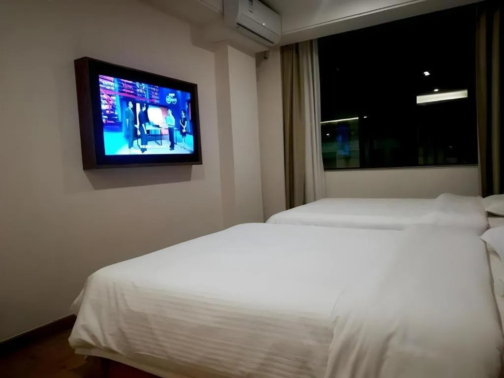 Bed in GreenTree Inn Haikou City Wuzhishan Road