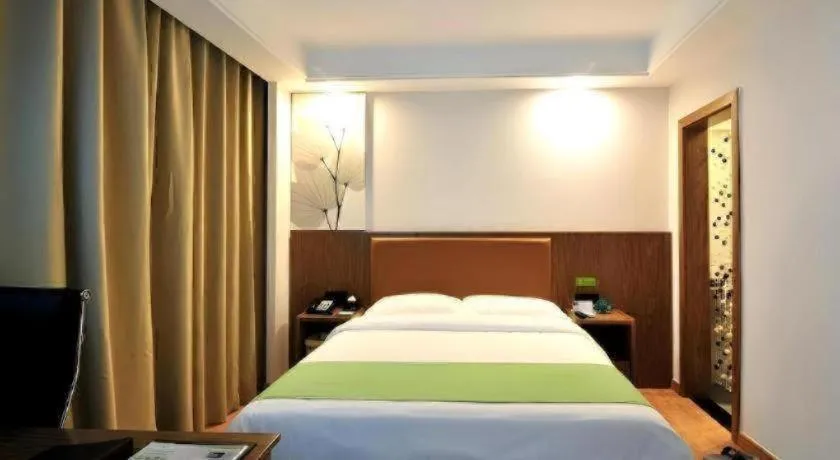 Bed in GreenTree Inn Haikou City Wuzhishan Road