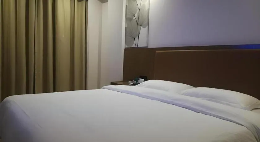 Bed in GreenTree Inn Haikou City Wuzhishan Road