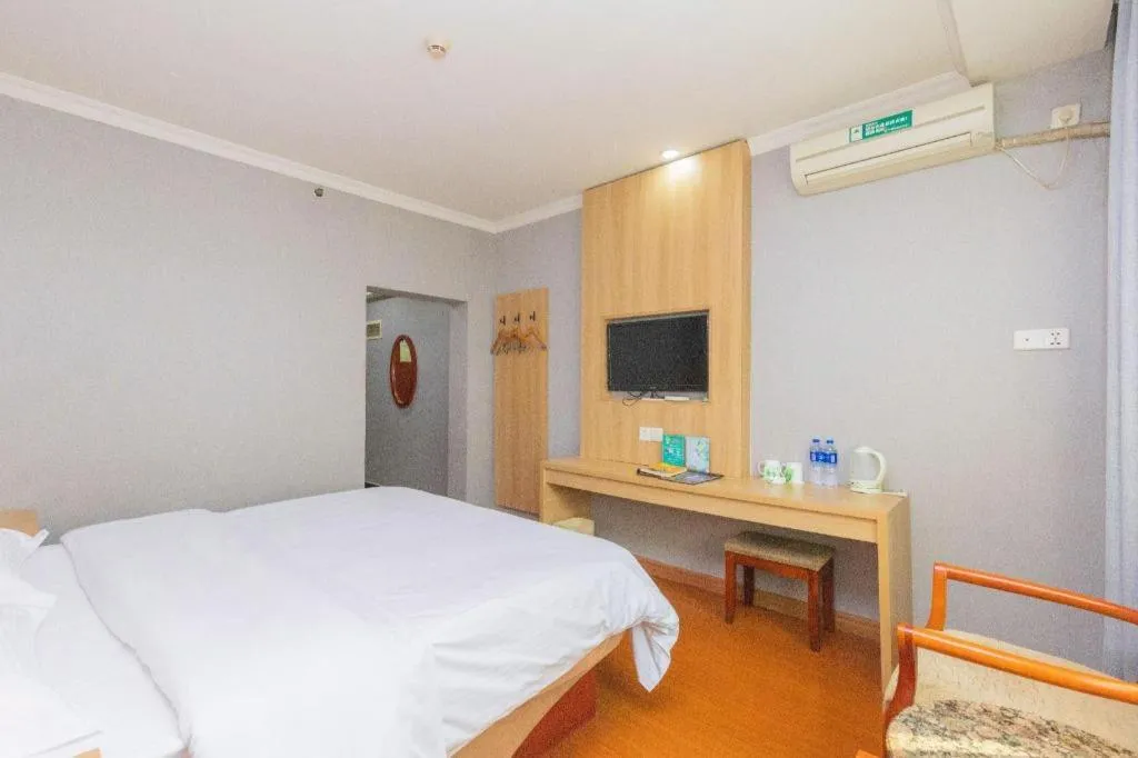 Bed in GreenTree Inn Chongqing Longhu Times Tianjie Xietaizi Metro Station