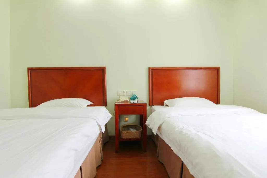 Bed in GreenTree Inn Chongqing Longhu Times Tianjie Xietaizi Metro Station