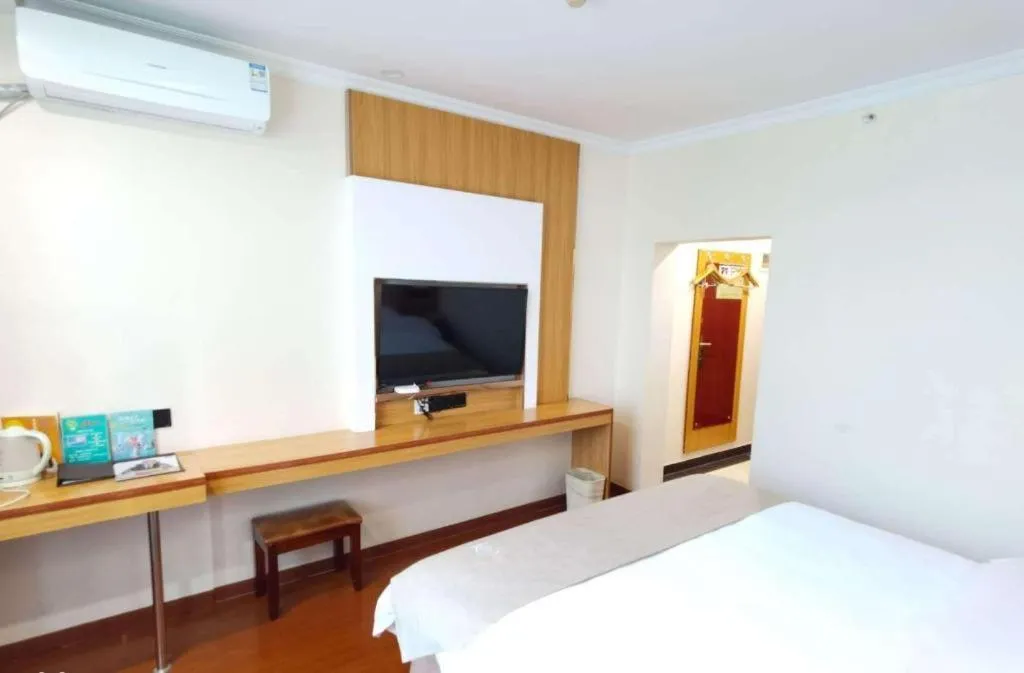 Bed in GreenTree Inn Chongqing Longhu Times Tianjie Xietaizi Metro Station