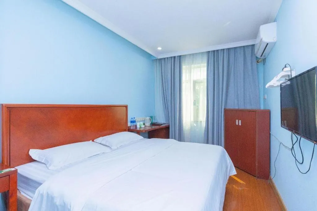 Bed in GreenTree Inn Chongqing Longhu Times Tianjie Xietaizi Metro Station